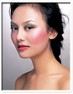 彩妆:纠错日常妆 本季流行轻松学