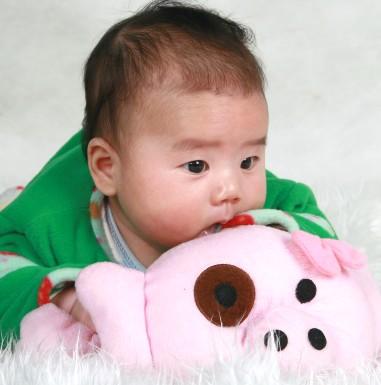 请问有什么方法可以防止宝宝吐奶和打嗝?