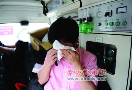 讲到动人处,龚晋忍不住落泪。记者方谦华摄