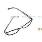 戴隐形眼镜好还是戴框架眼镜好?